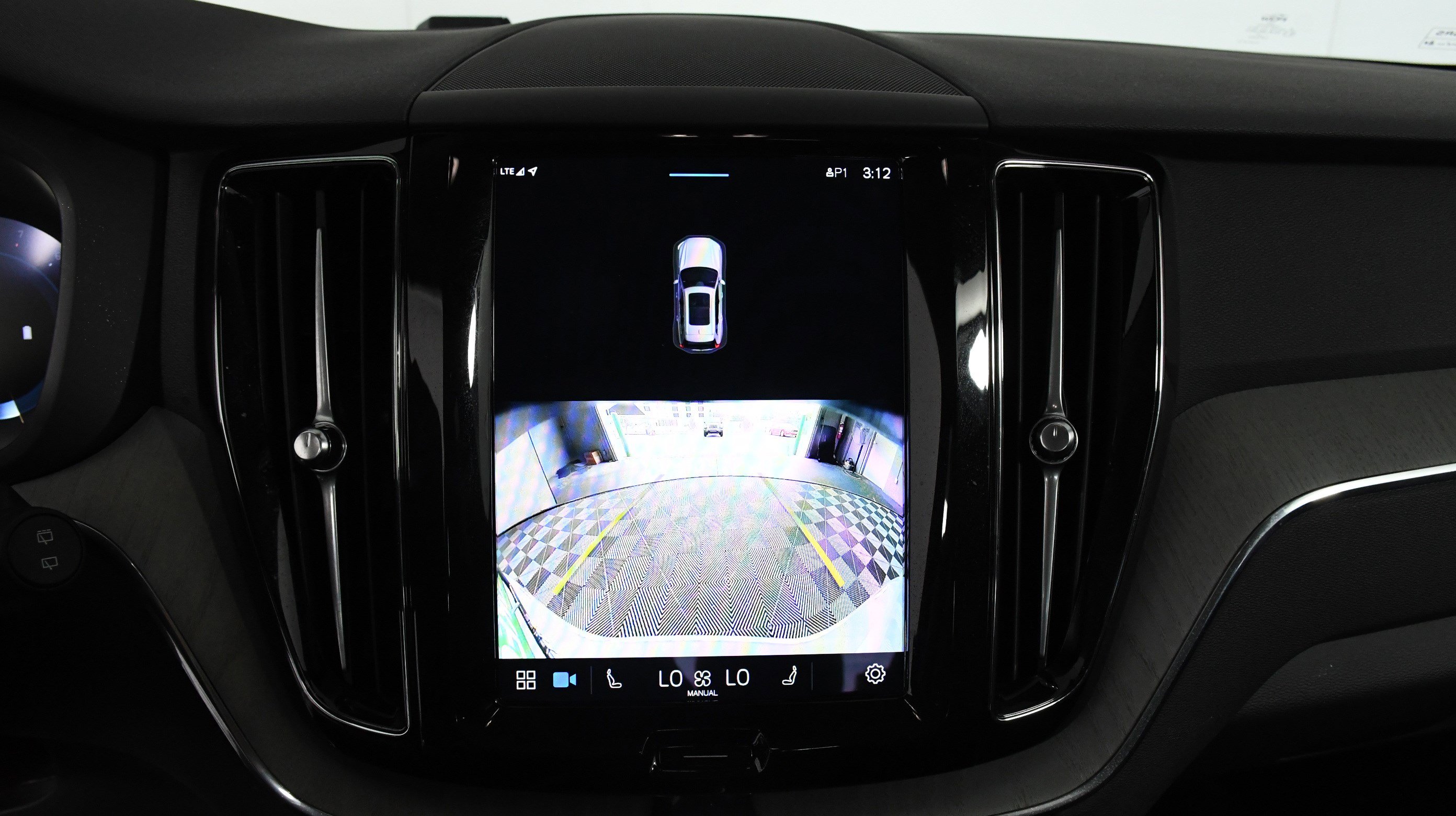 Used 2025 Volvo XC60 B5 Plus image 19