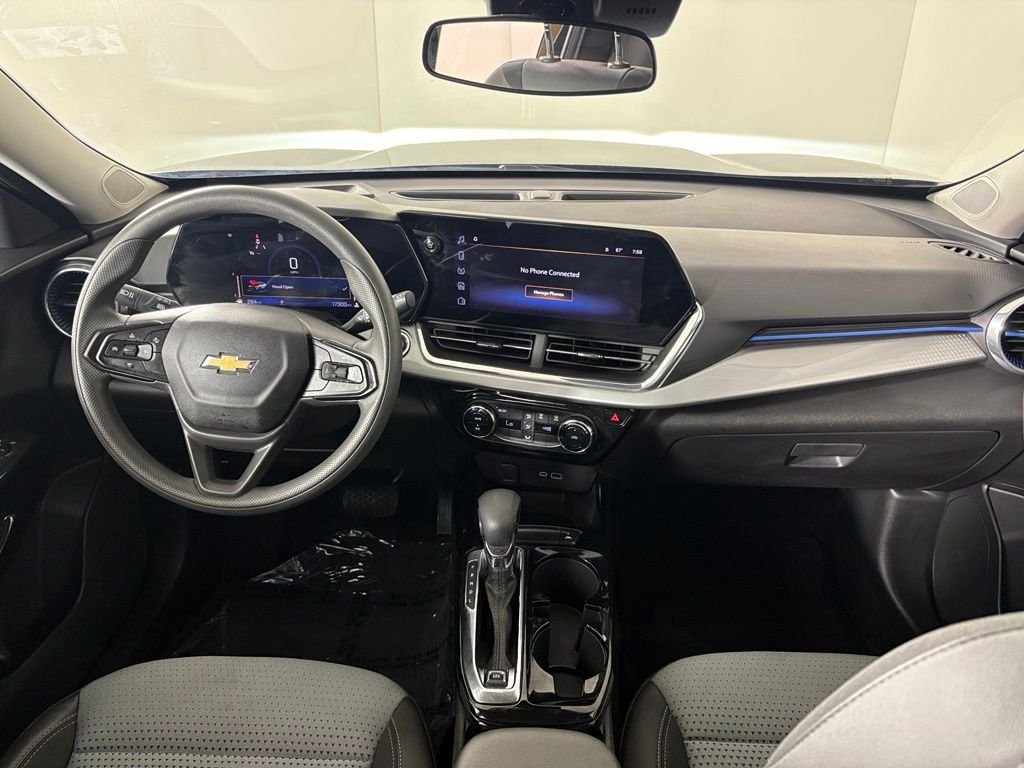 Used 2025 Chevrolet Trax LT FWD image 38