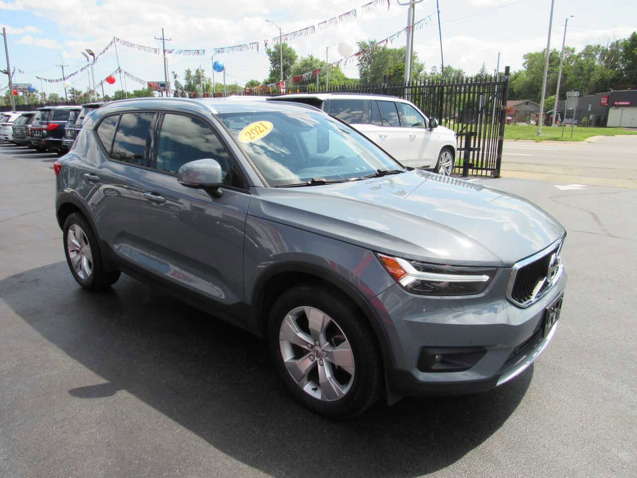 Used 2021 Volvo XC40 T5 Momentum image 4