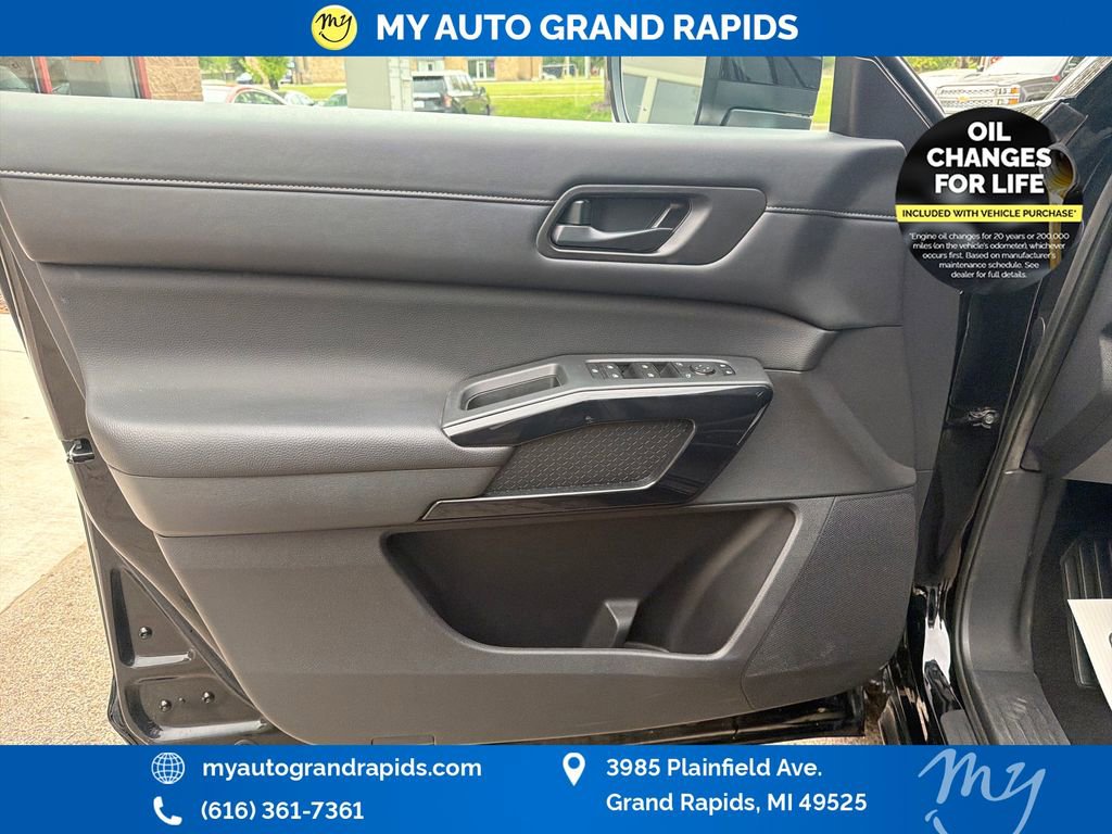 Used 2025 Nissan Pathfinder SV AWD/4WD image 10