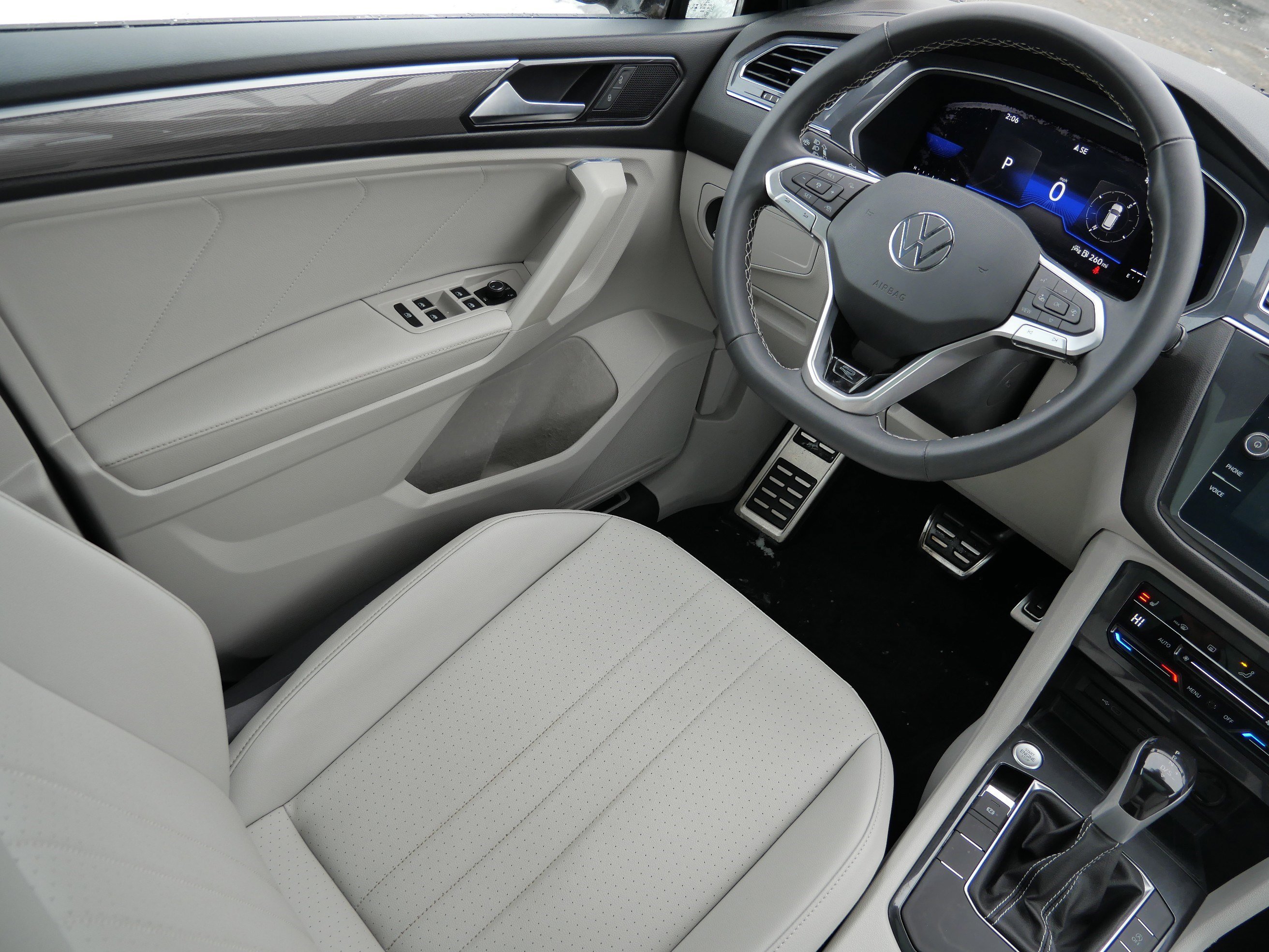 Certified 2023 Volkswagen Tiguan SE R-Line image 9