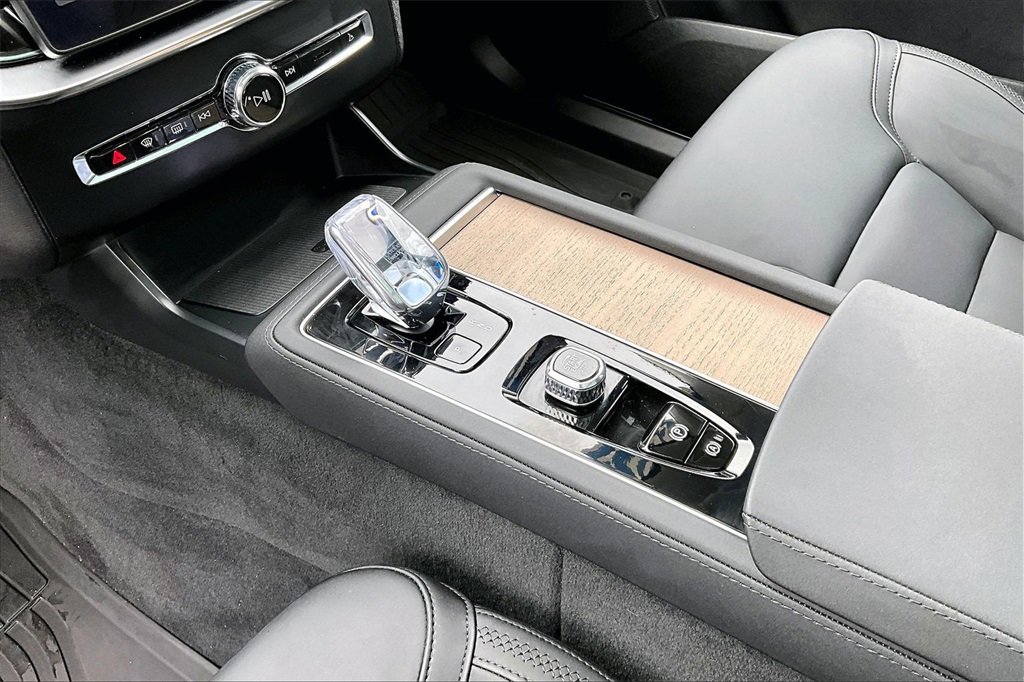 Certified 2026 Volvo XC90 B6 Plus w/ Protection Package Premier image 18