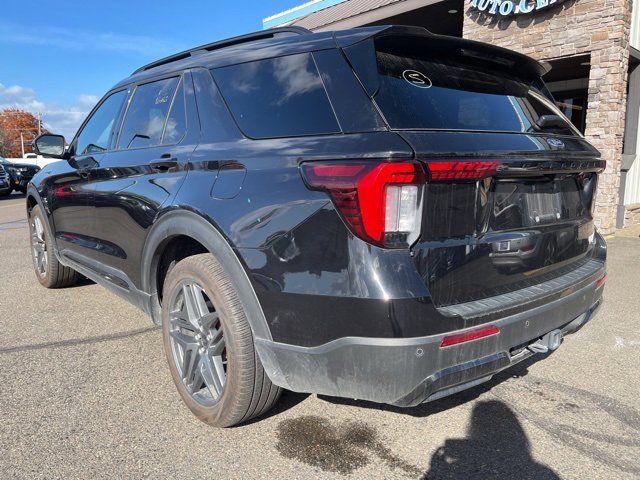 Used 2025 Ford Explorer ST-Line w/ ST-Line Street Pack image 2