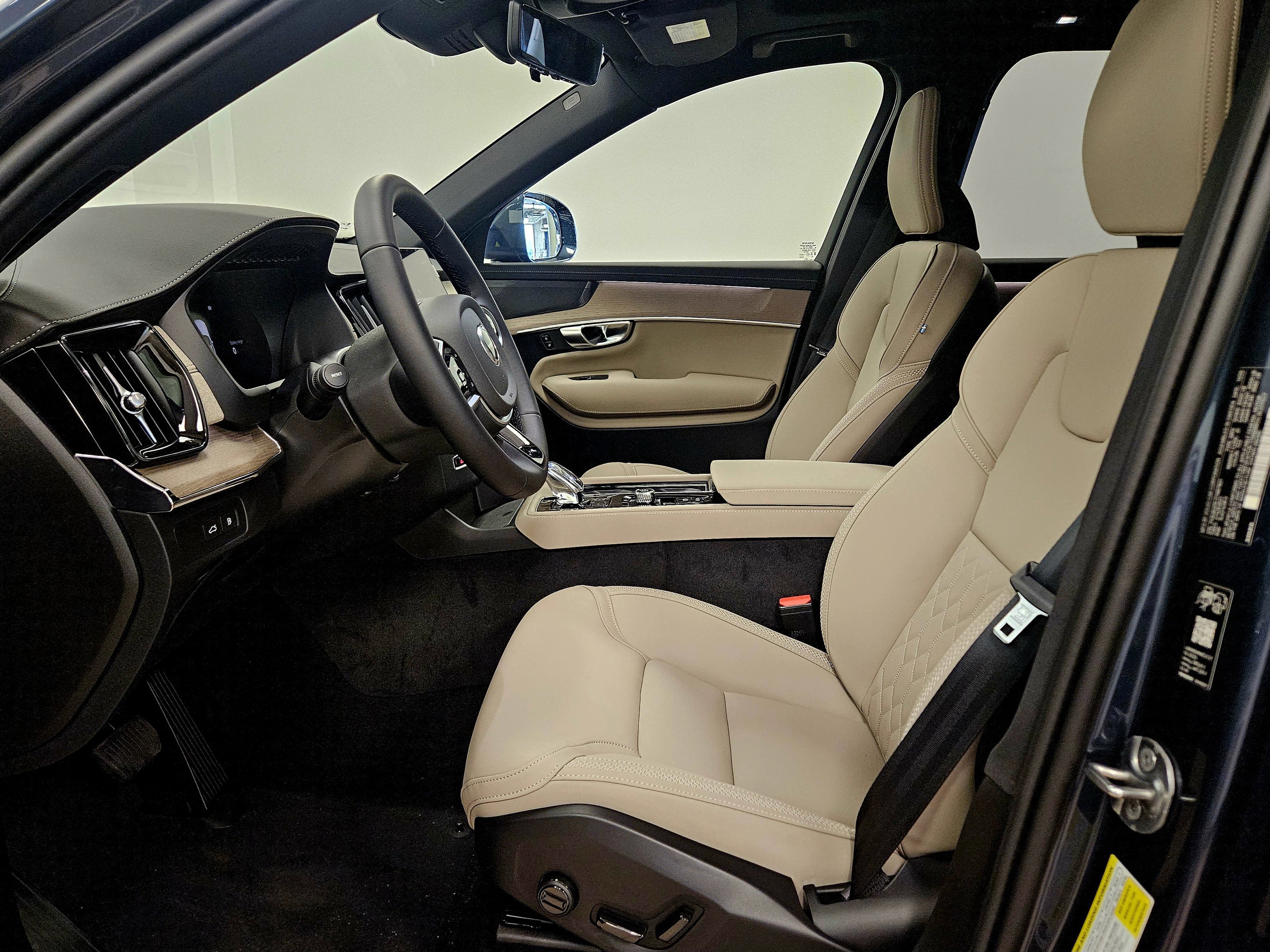 New 2026 Volvo XC90 T8 Plus w/ Protection Package AWD/4WD image 9