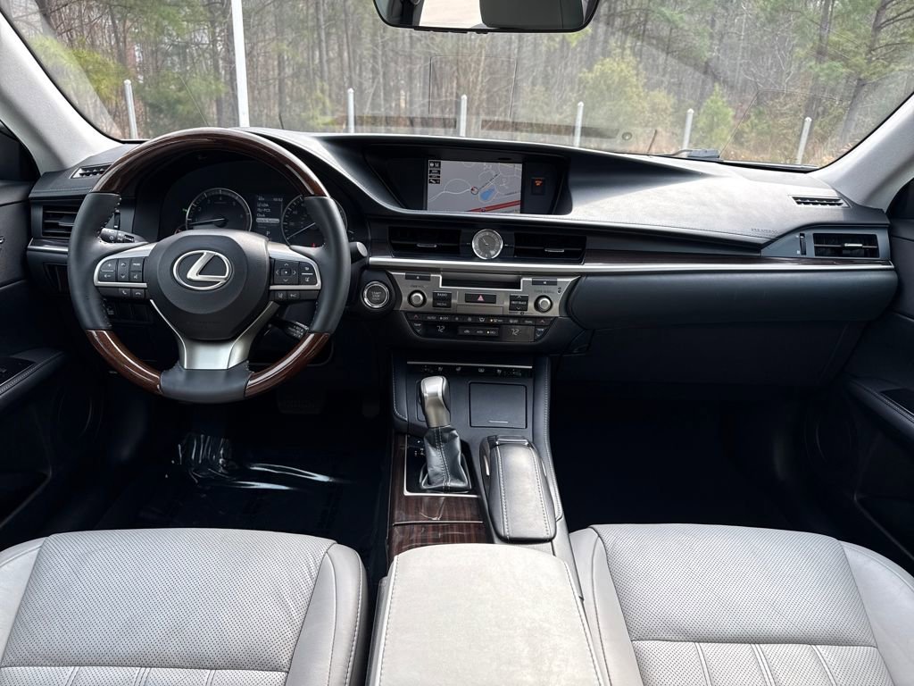 Used 2018 Lexus ES 350 w/ Luxury Package w/Wood Trim image 16