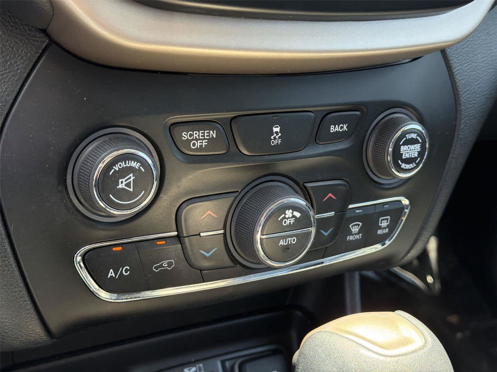 Used 2017 Jeep Cherokee Limited FWD image 37