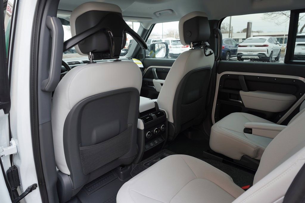 New 2026 Land Rover Defender 130 X-Dynamic SE image 31