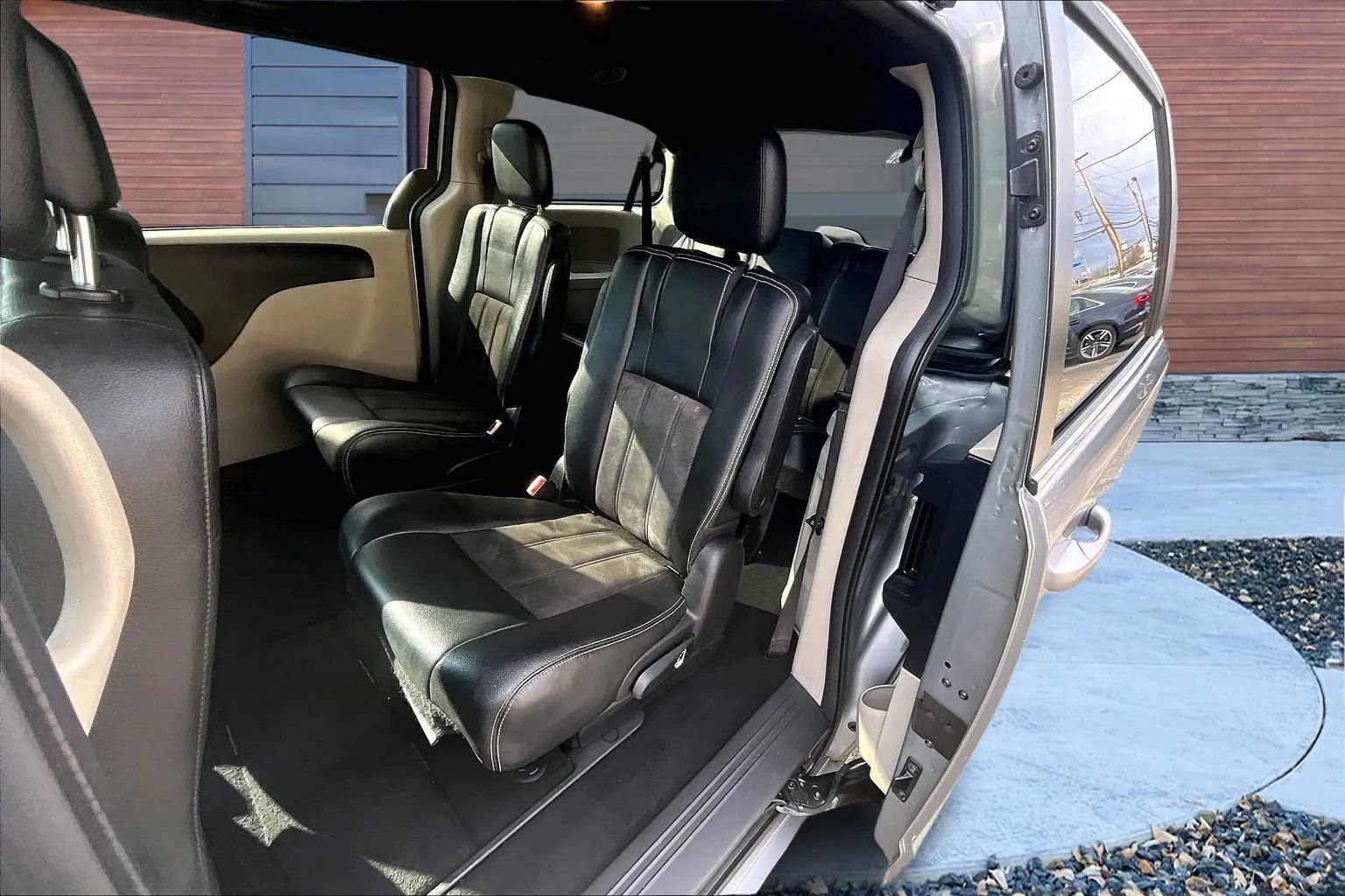 Used 2020 Dodge Grand Caravan SXT image 23