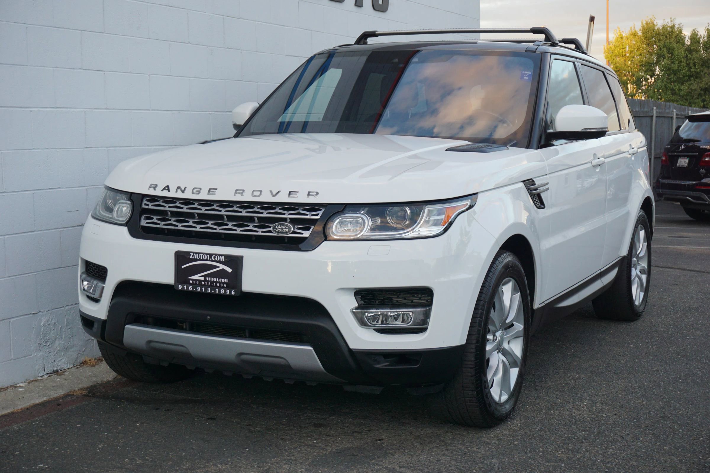 Used 2017 Land Rover Range Rover Sport HSE image 2