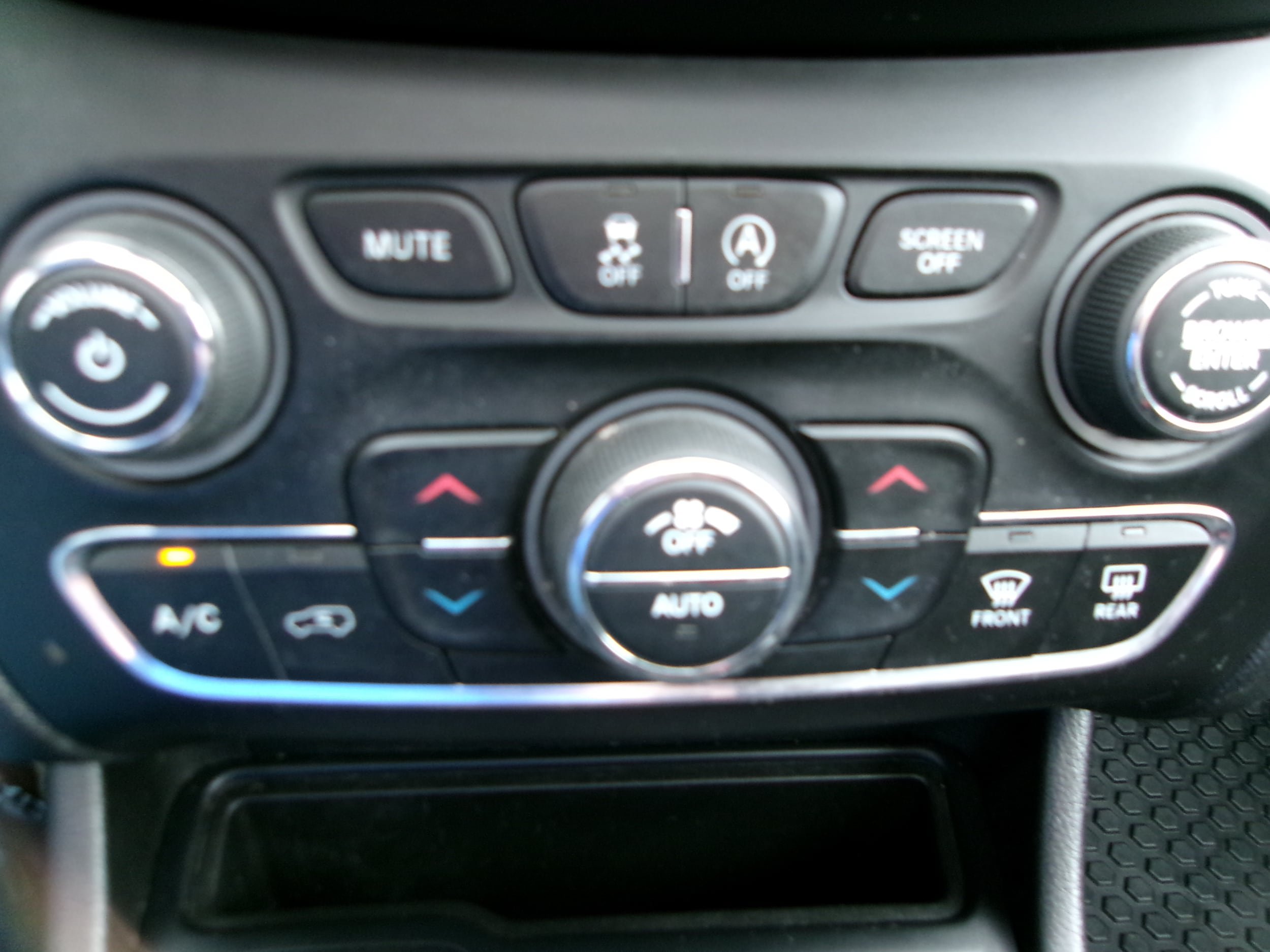 Used 2019 Jeep Cherokee Trailhawk w/ Comfort/Convenience Group AWD/4WD image 17