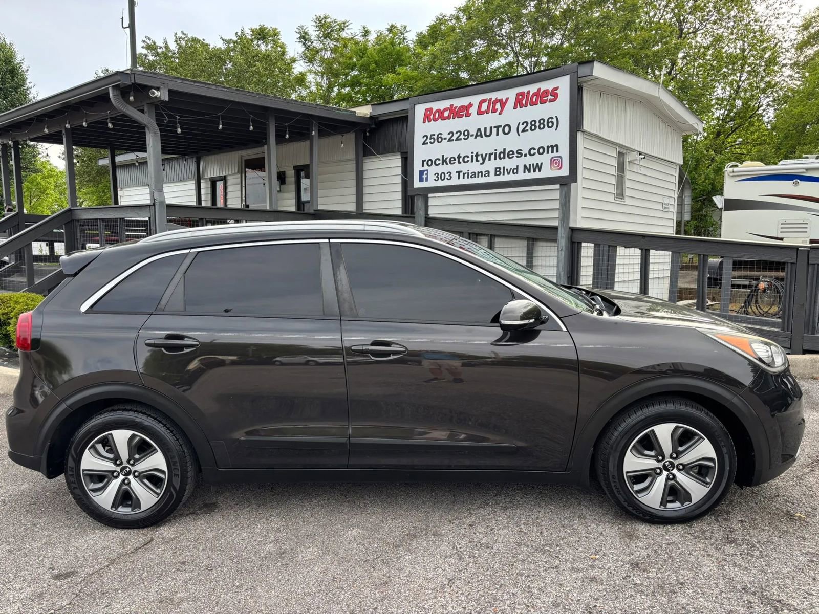 Used 2017 Kia Niro EX image 2