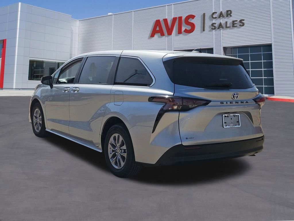 Used 2025 Toyota Sienna LE image 3