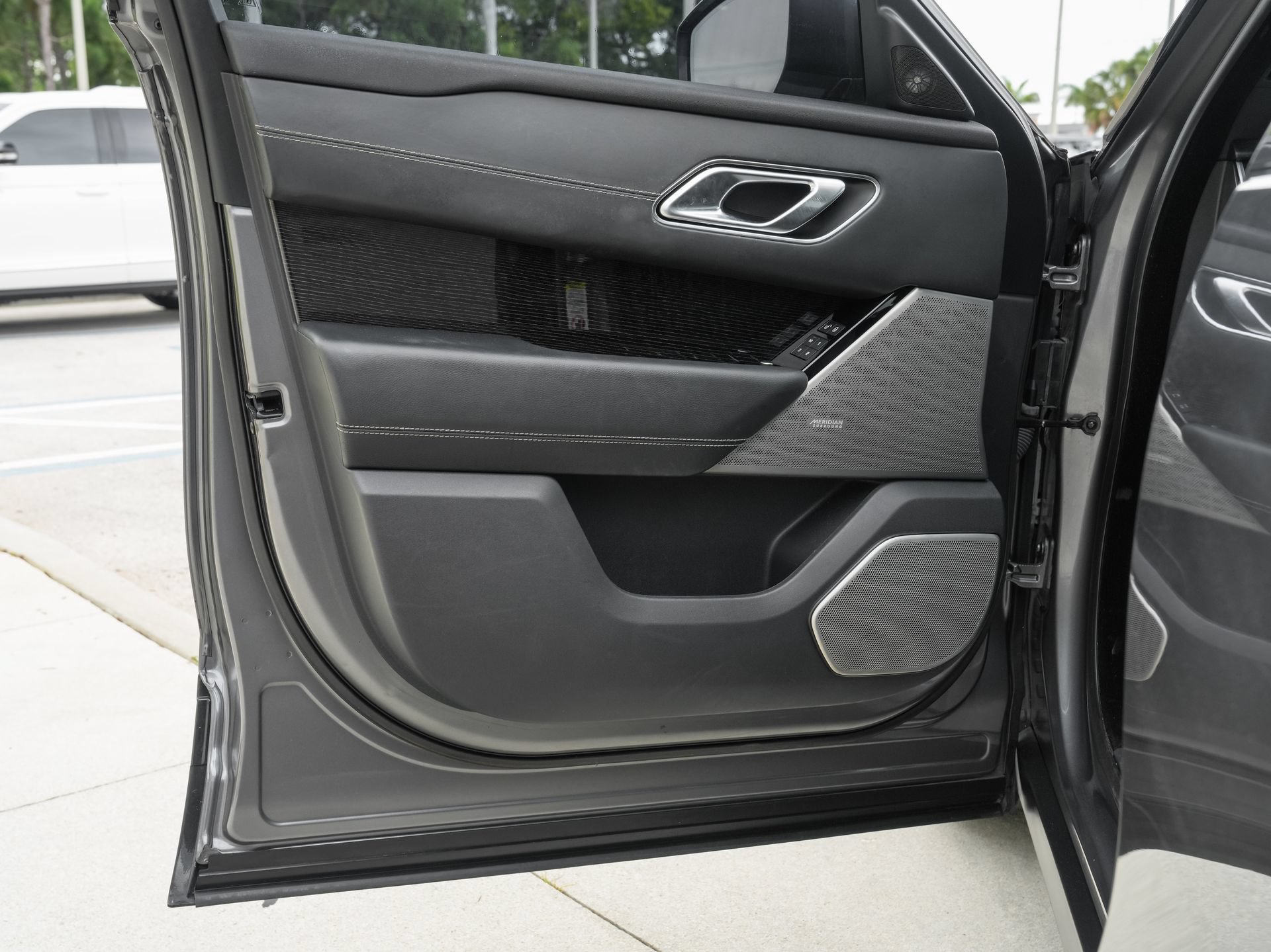 Used 2019 Land Rover Range Rover Velar R-Dynamic SE AWD/4WD image 30