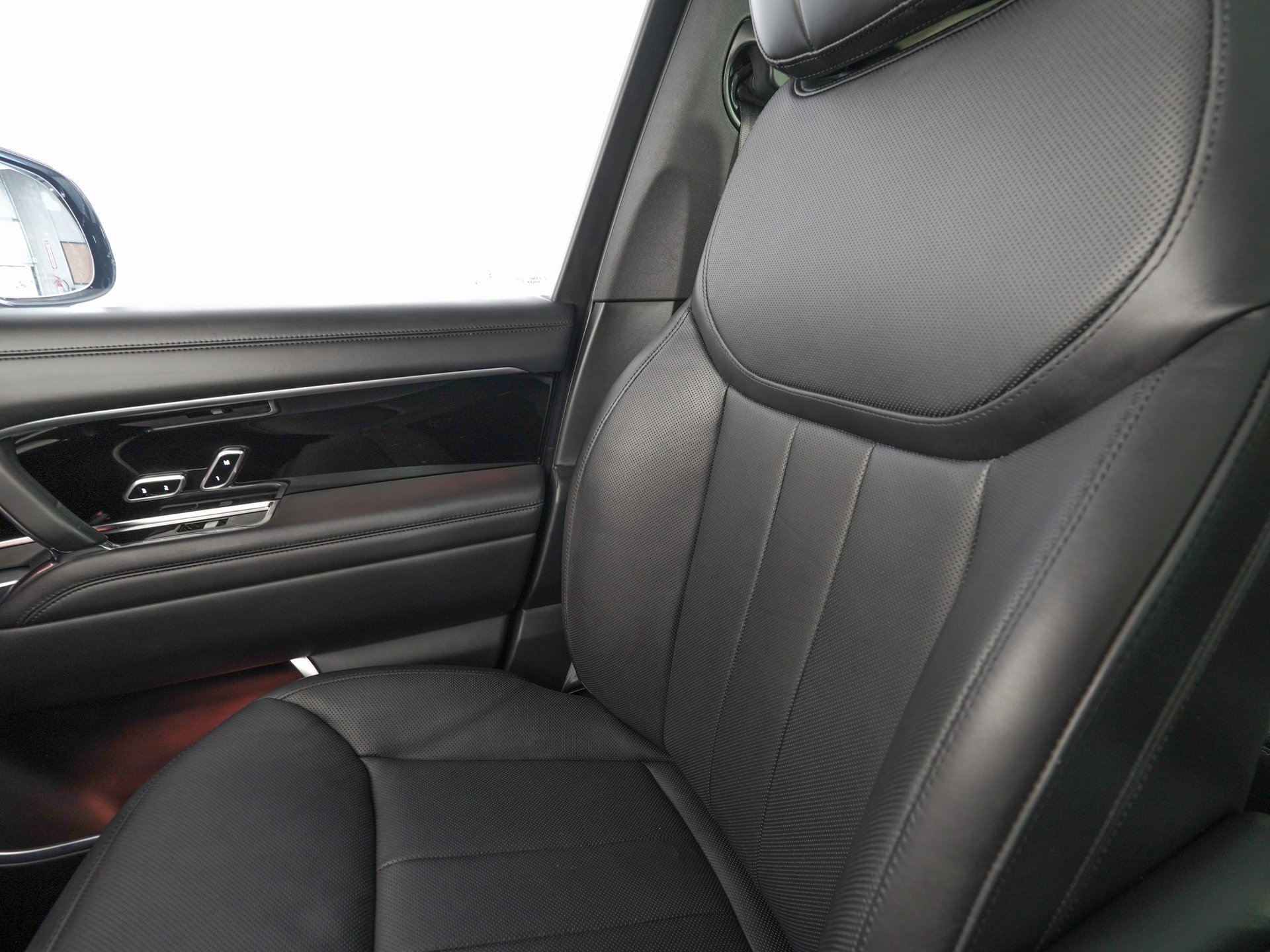 Used 2023 Land Rover Range Rover SE image 28