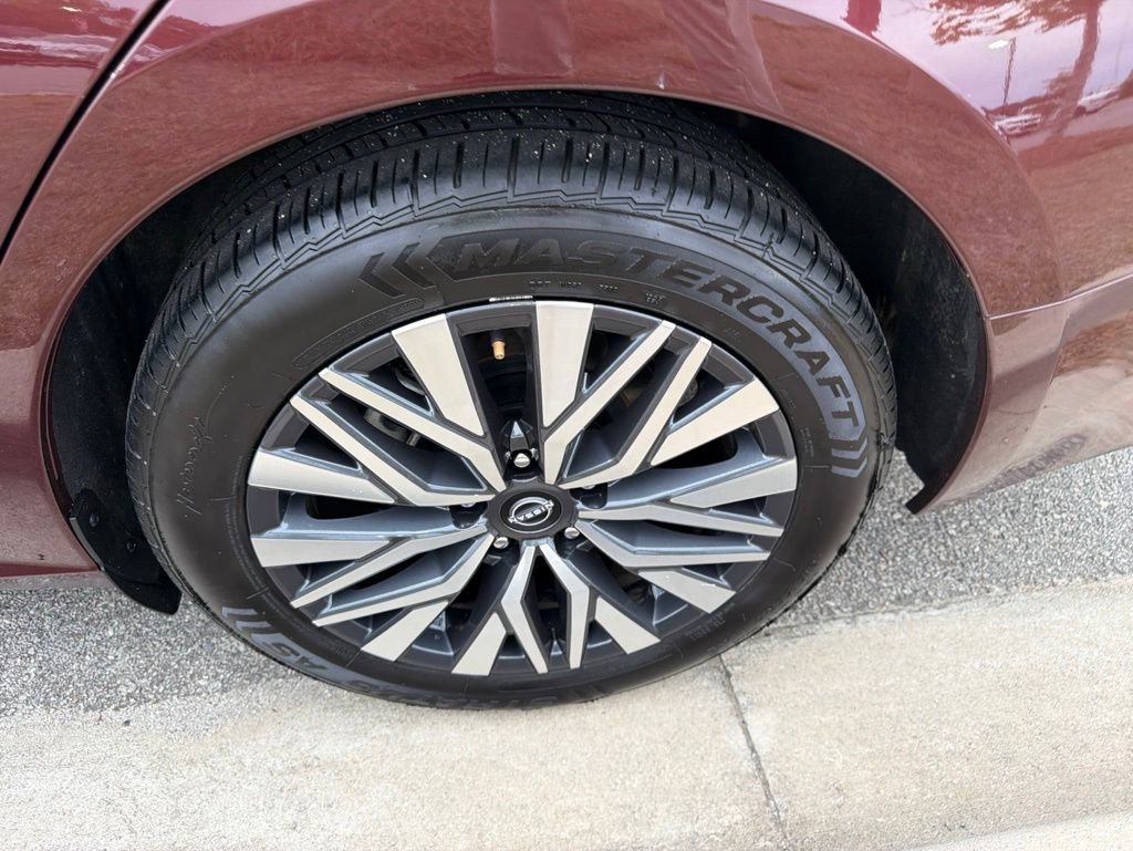 Used 2024 Nissan Altima 2.5 SV FWD image 12