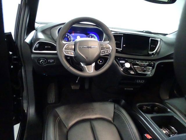 Used 2025 Chrysler Pacifica Select FWD image 4