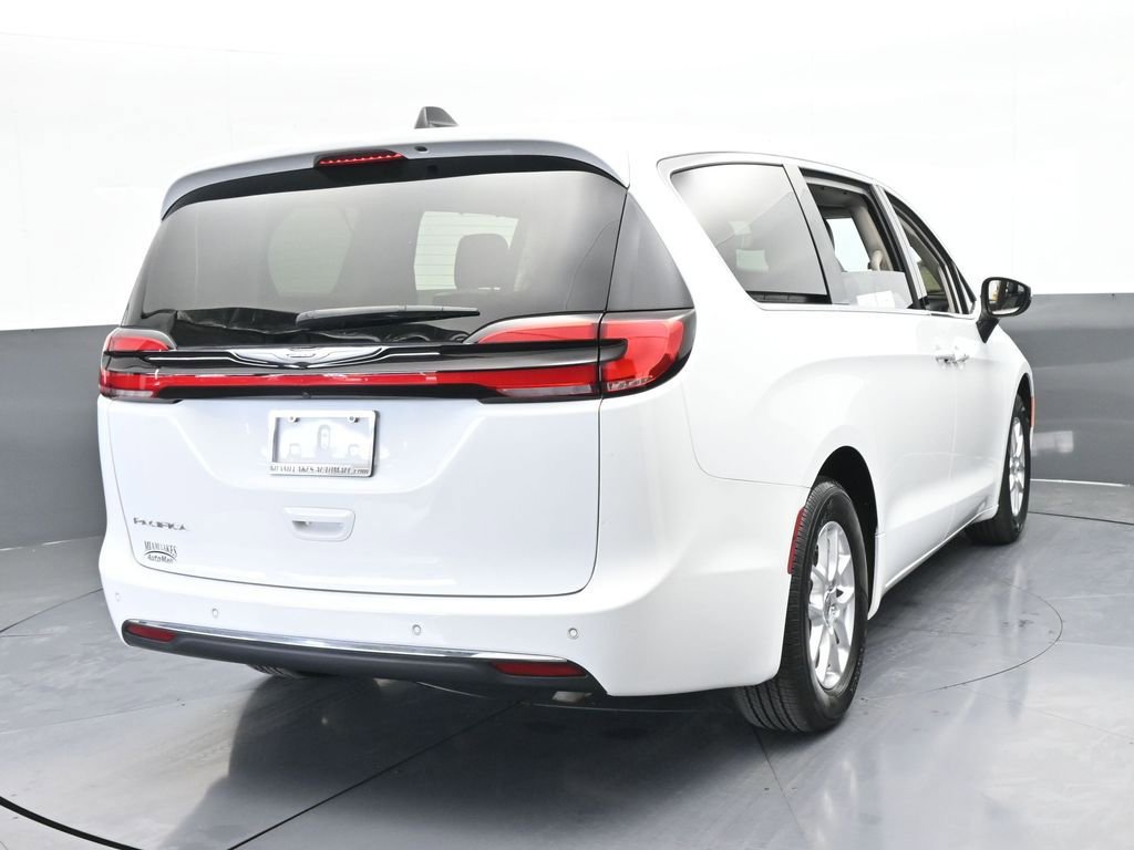 Used 2023 Chrysler Pacifica Touring-L image 5