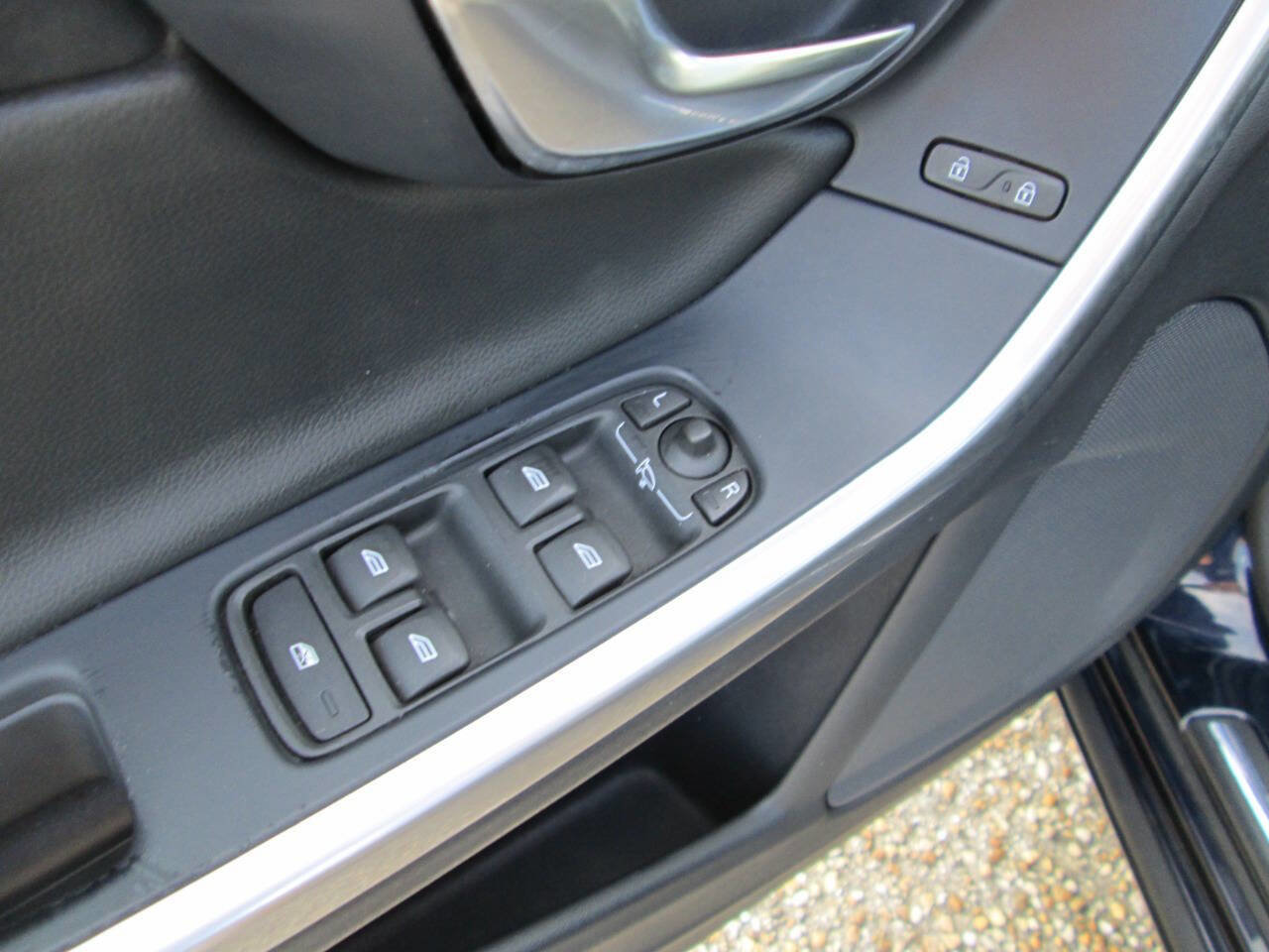 Used 2017 Volvo V60 T5 Premier w/ Convenience Package image 37