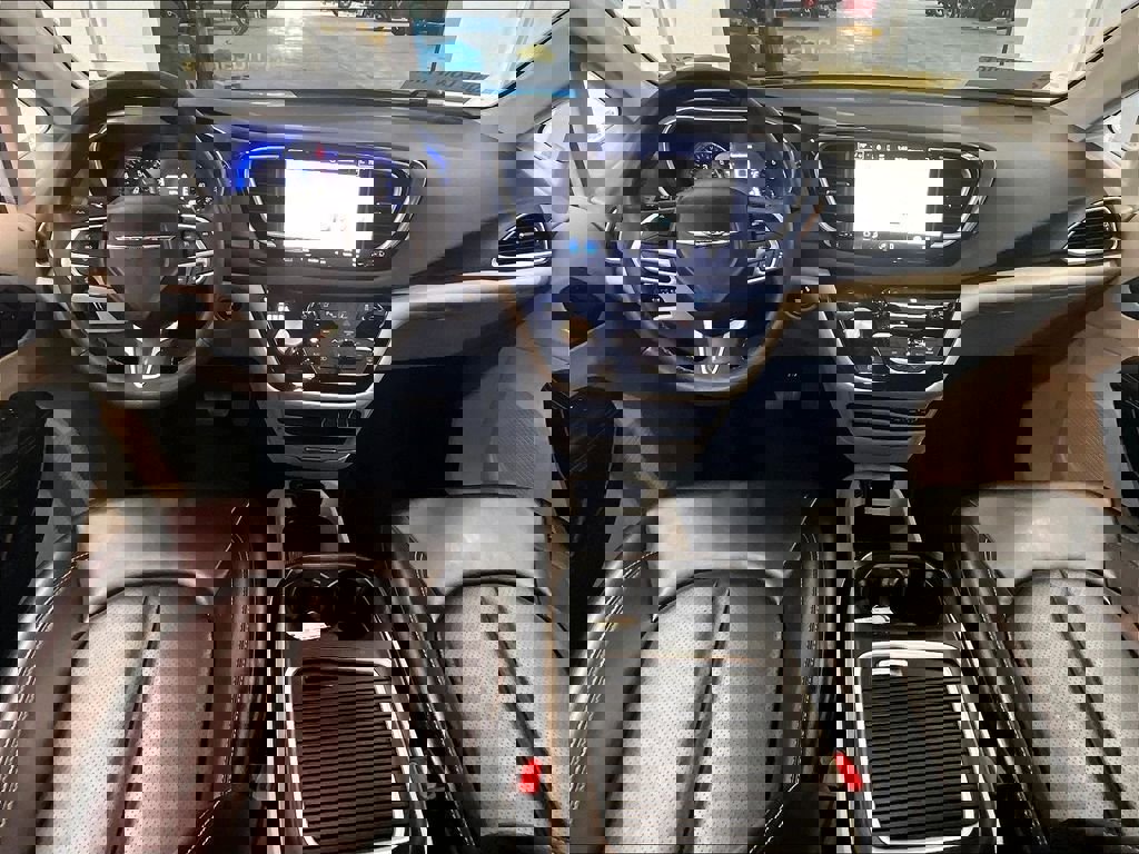 Used 2023 Chrysler Pacifica Touring-L FWD image 22