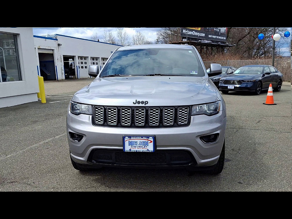 Used 2019 Jeep Grand Cherokee Altitude image 3