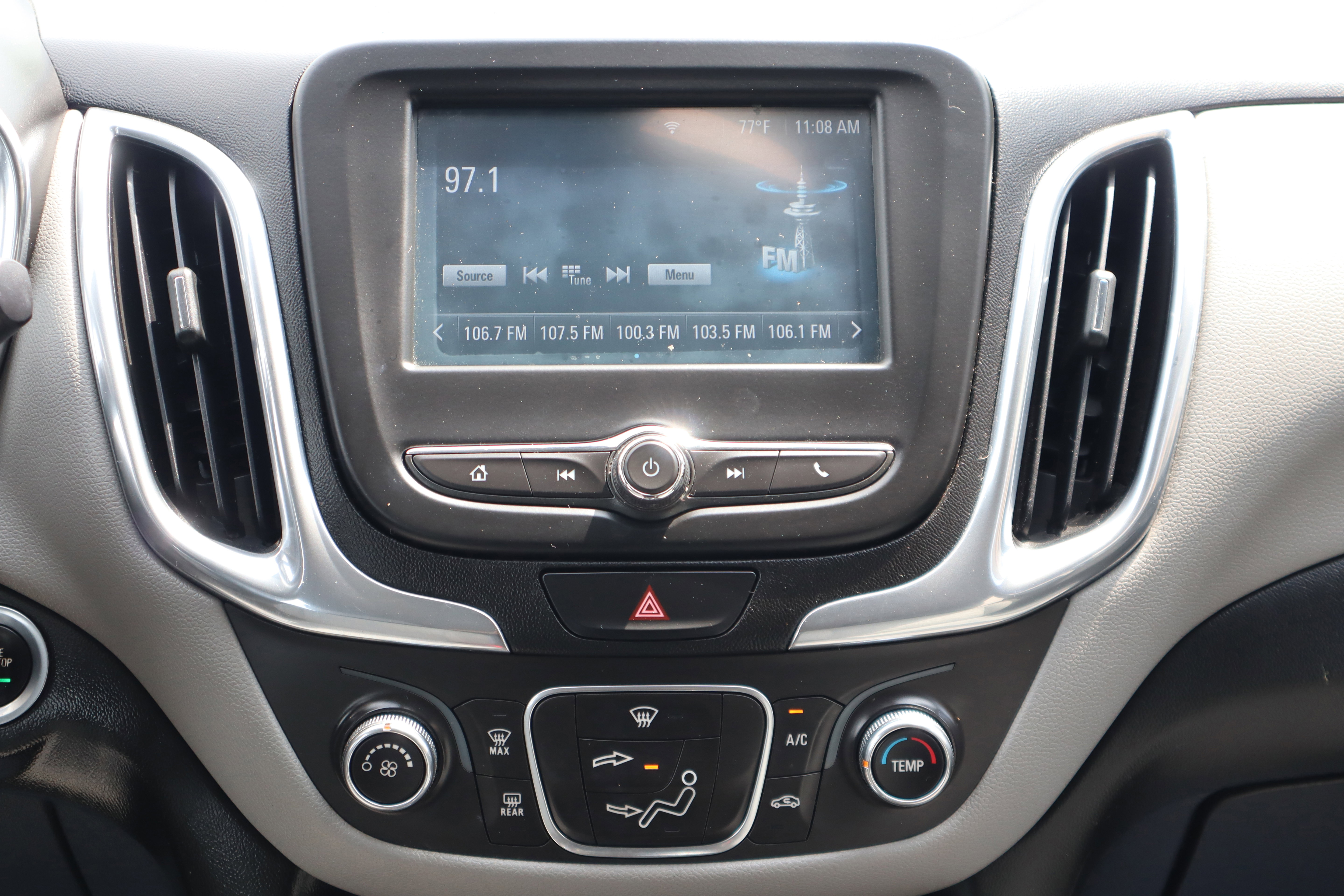 Used 2018 Chevrolet Equinox LS AWD/4WD image 13