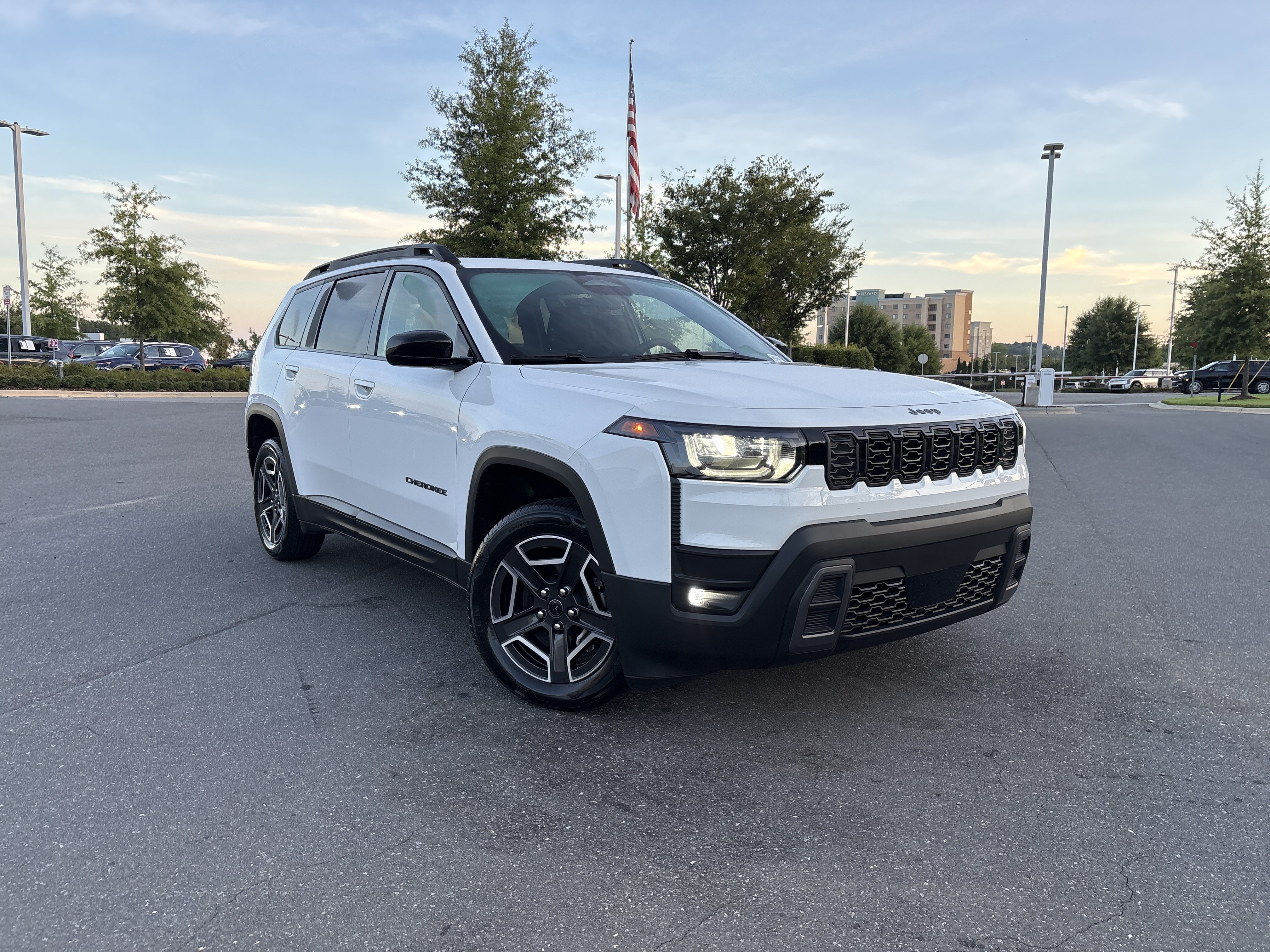 Used 2026 Jeep Cherokee Laredo AWD/4WD image 2