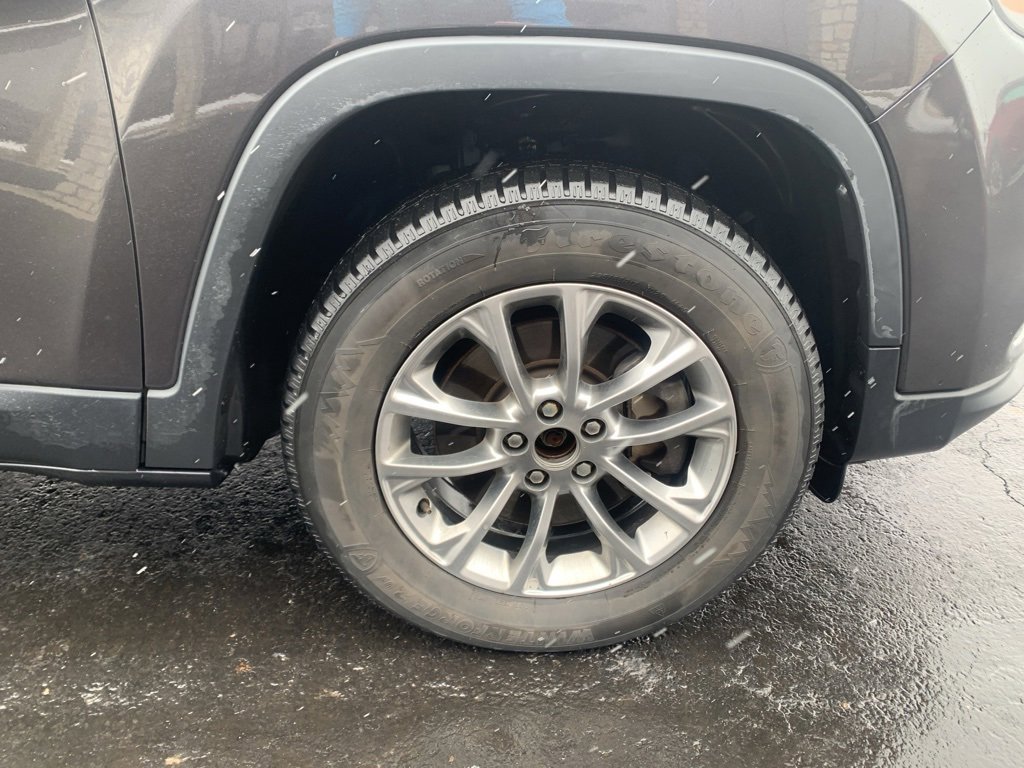 Used 2019 Jeep Cherokee Latitude Plus w/ Comfort/Convenience Group image 12