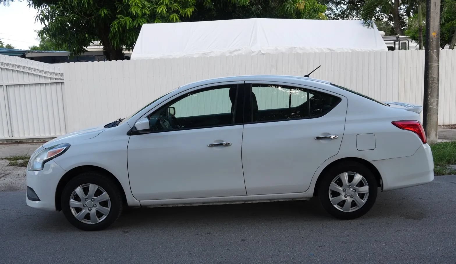 Used 2018 Nissan Versa SV FWD image 3
