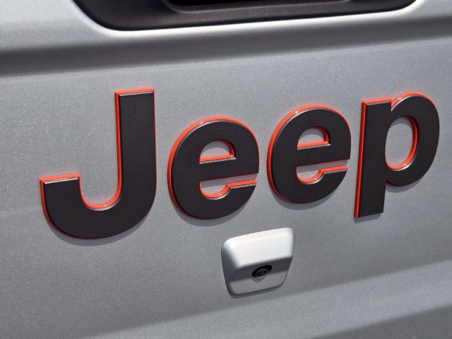 Used 2023 Jeep Gladiator Mojave w/ Cold Weather Group AWD/4WD image 17