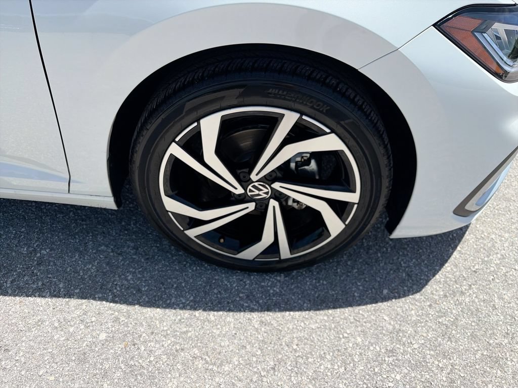 Used 2025 Volkswagen Jetta SEL FWD image 40