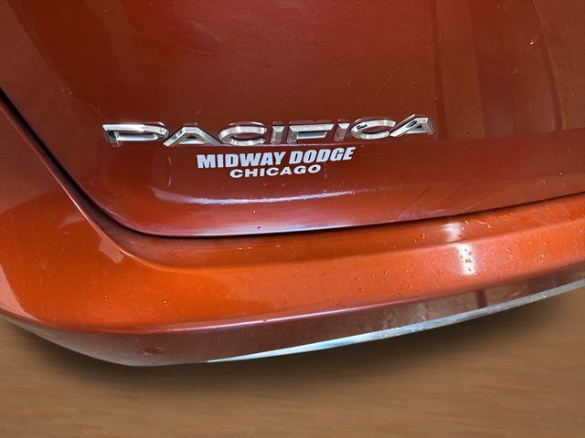 Used 2018 Chrysler Pacifica Touring-L FWD image 4