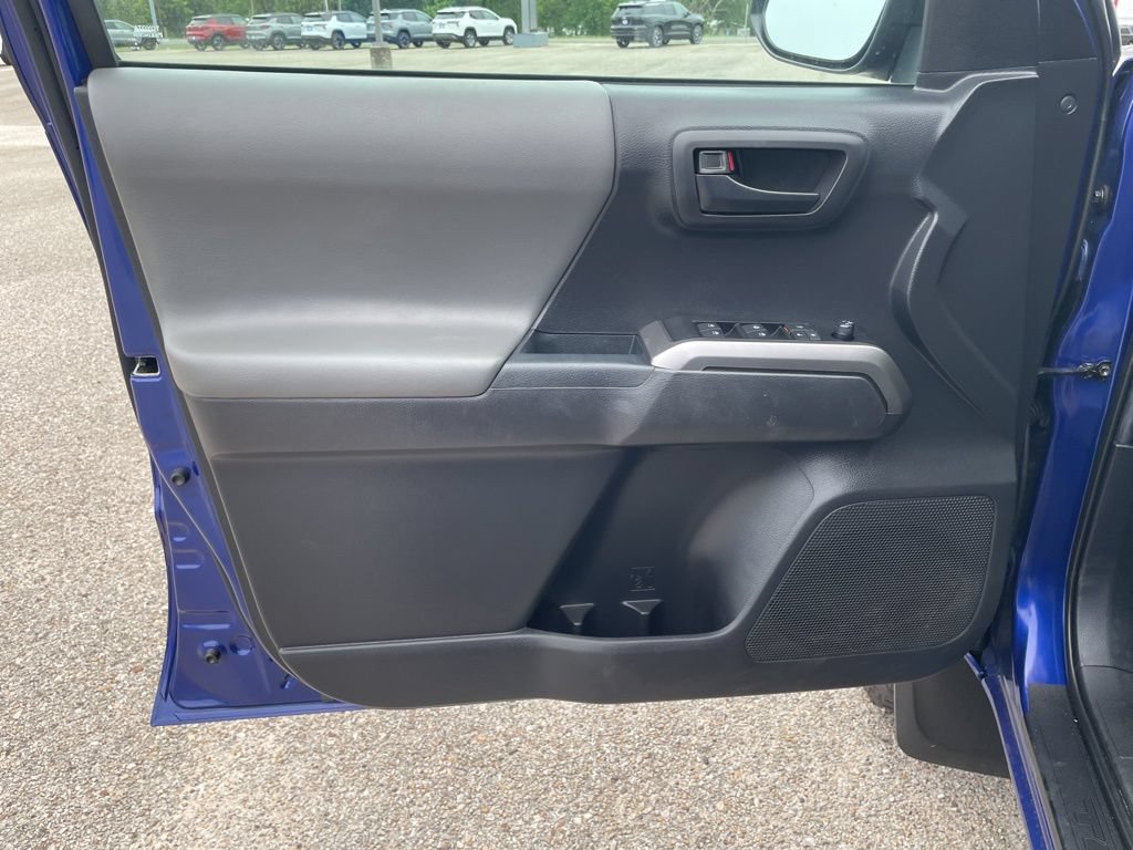 Used 2022 Toyota Tacoma SR5 AWD/4WD image 12