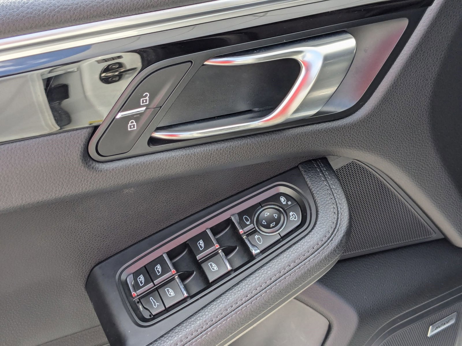 New 2025 Porsche Macan Electric image 12