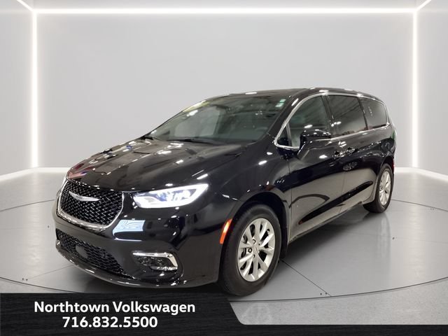 Used 2025 Chrysler Pacifica Select