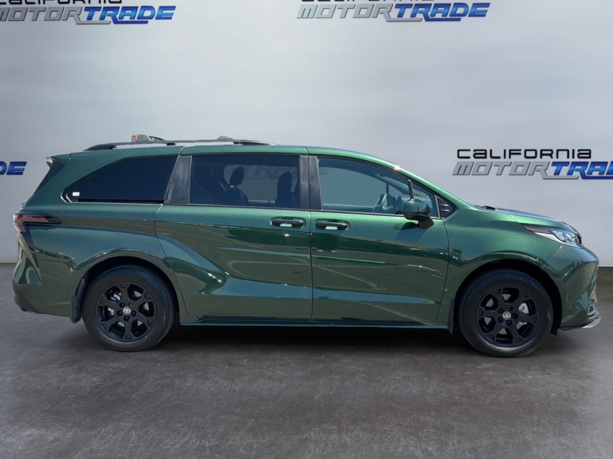 Used 2025 Toyota Sienna XLE Woodland Edition AWD/4WD image 4