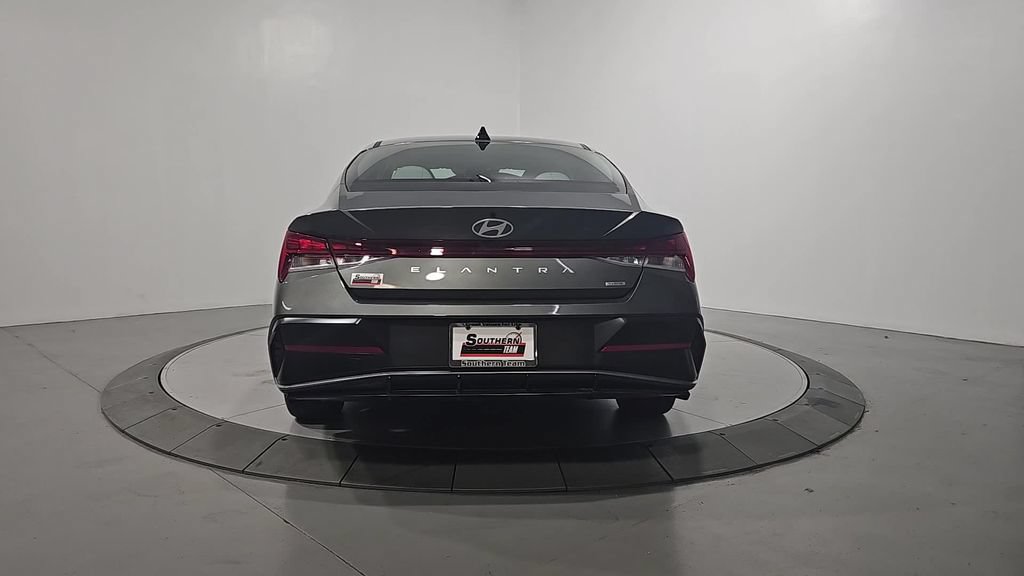 Certified 2025 Hyundai Elantra Limited w/ Cargo Package FWD image 4