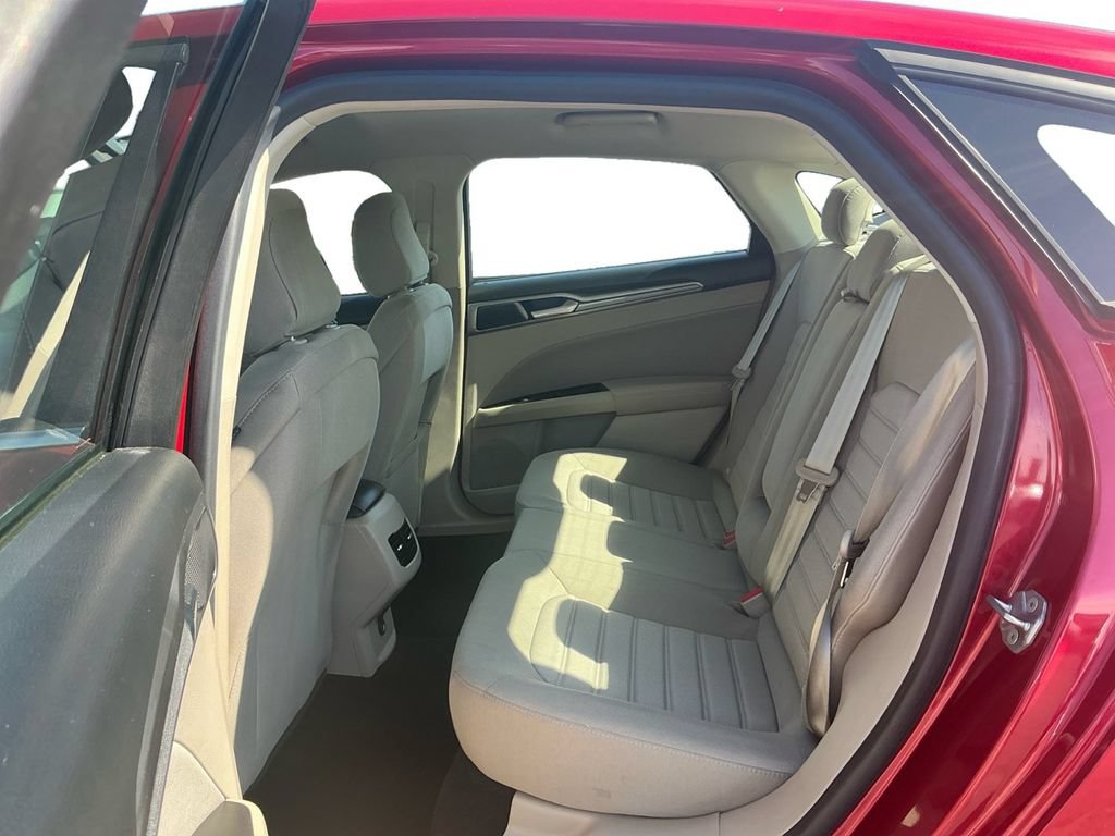 Used 2020 Ford Fusion SE FWD image 21