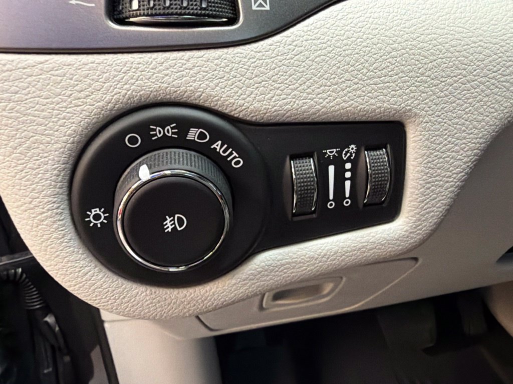 Used 2020 Jeep Cherokee Latitude Plus FWD image 17