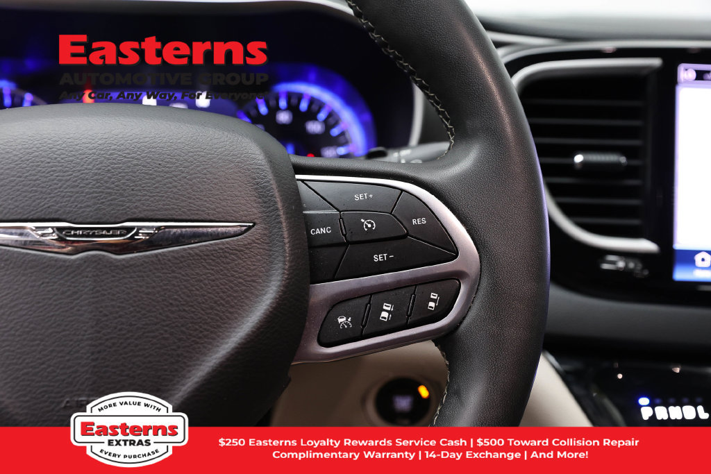 Used 2023 Chrysler Pacifica Touring-L FWD image 17