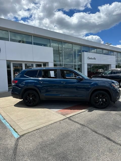 Used 2023 Volkswagen Atlas SE w/ Panoramic Sunroof Package FWD image 6