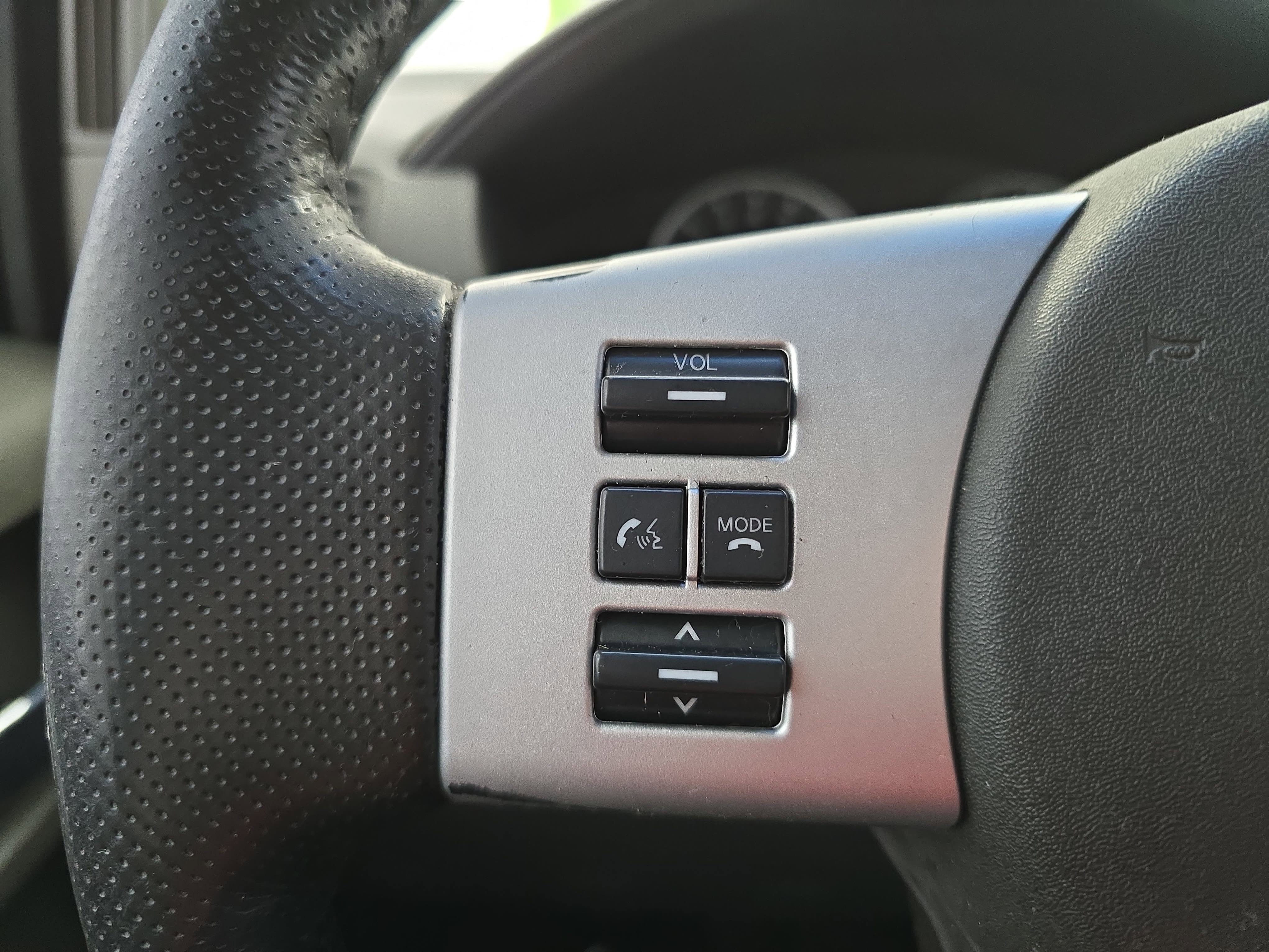 Used 2010 Nissan Pathfinder LE w/ Navigation Pkg AWD/4WD image 16