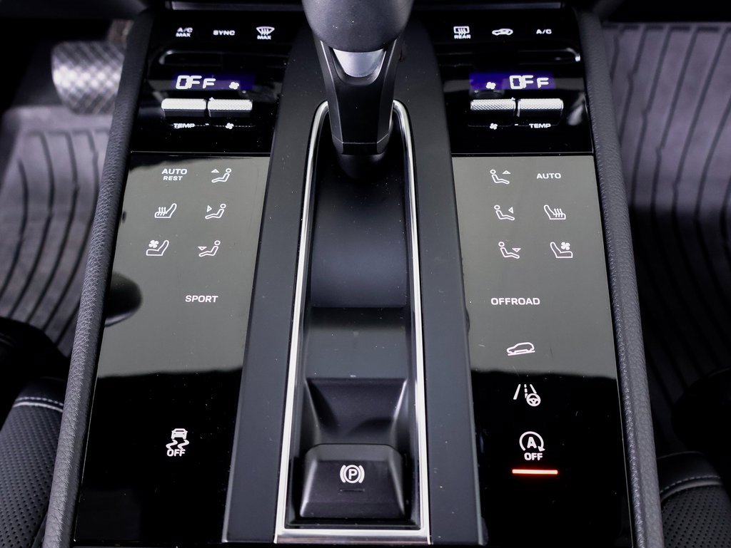 Used 2025 Porsche Macan image 18