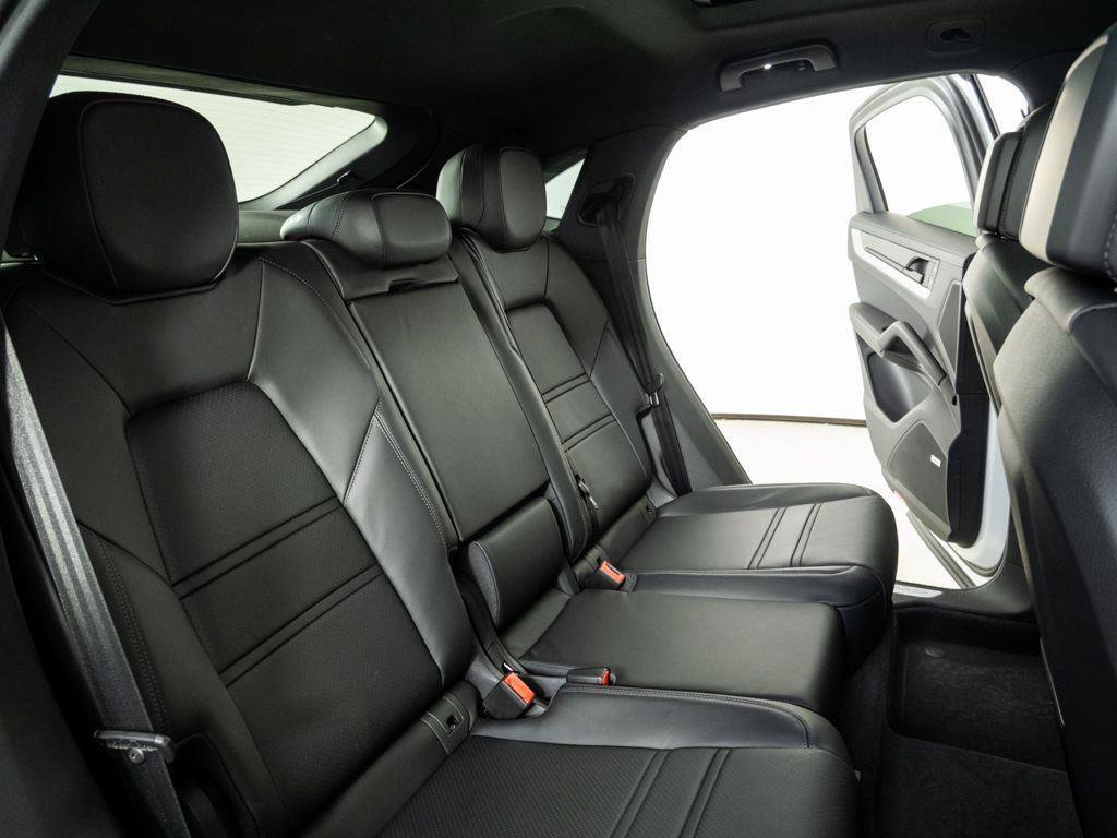 New 2026 Porsche Cayenne Coupe AWD/4WD image 23