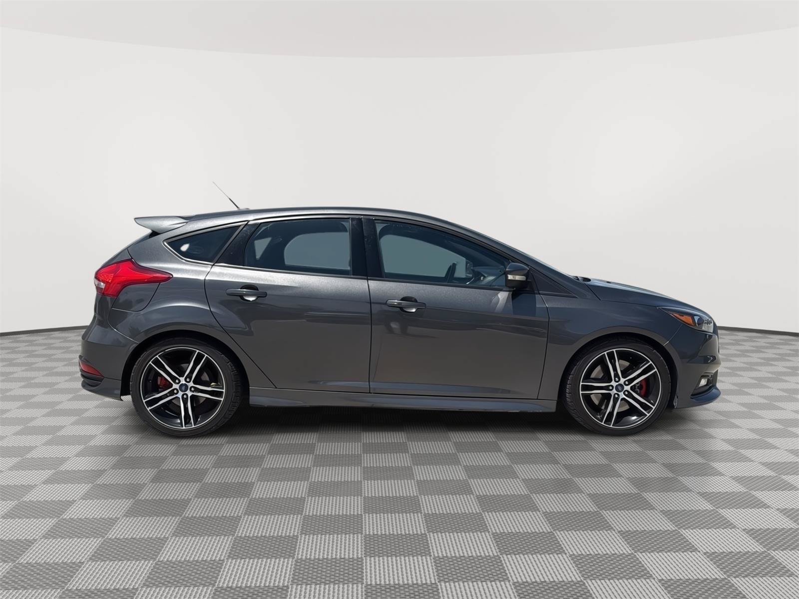 Used 2015 Ford Focus ST w/ Equipment Group 401A FWD image 12