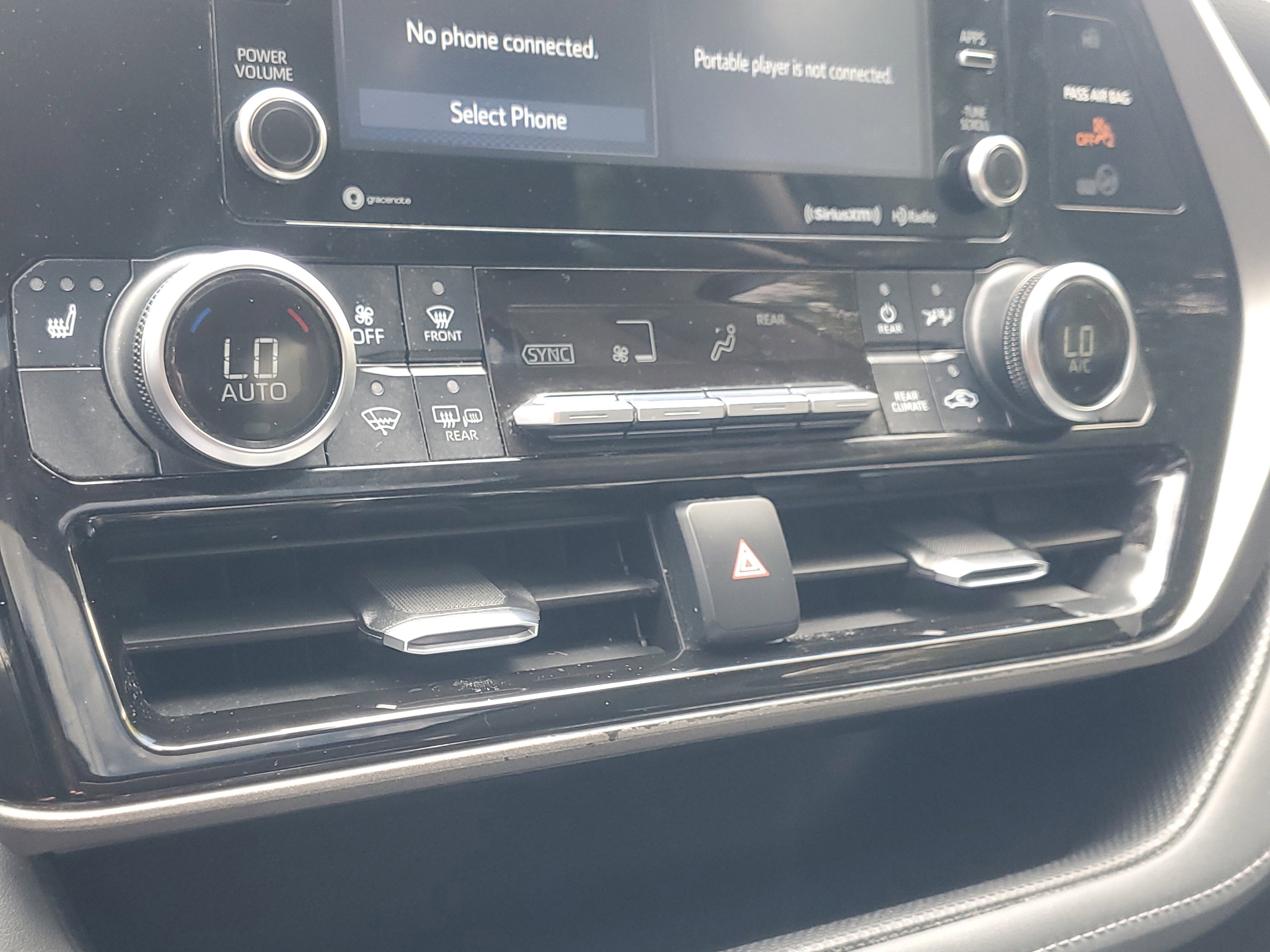 Used 2022 Toyota Highlander XLE AWD/4WD image 30