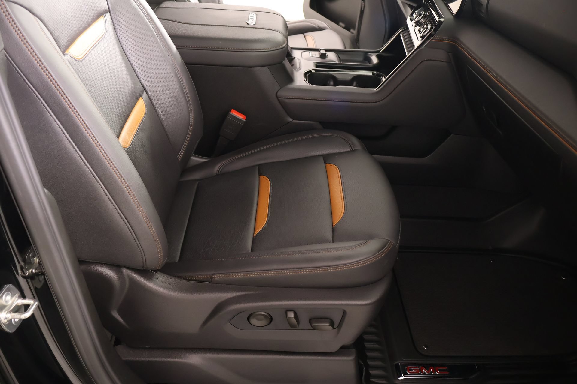 Used 2026 GMC Sierra 2500 AT4 w/ AT4 Premium Plus Package AWD/4WD image 13