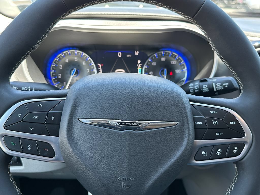 Used 2023 Chrysler Pacifica Touring-L FWD image 19