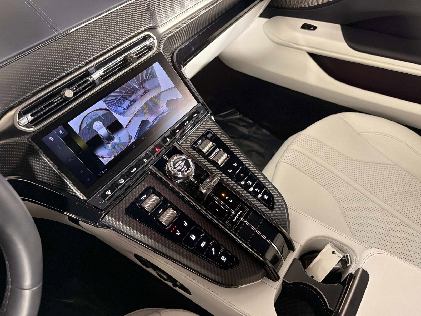 Used 2025 Aston Martin V8 Vantage Coupe RWD image 38