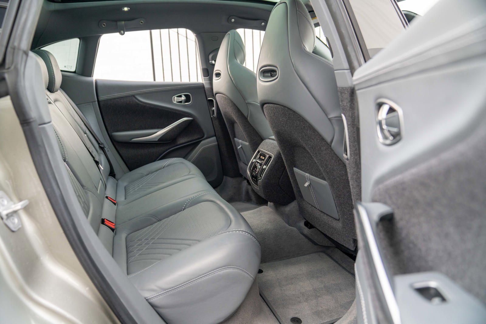 Used 2021 Aston Martin DBX image 33