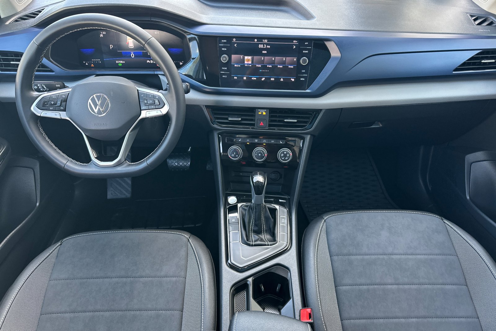 Used 2023 Volkswagen Taos SE w/ Panoramic Sunroof Package FWD image 13